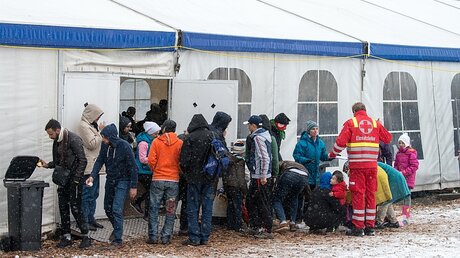 Flüchtlinge an der deutsch-österreichischen Grenze / © Armin Weigel (dpa)