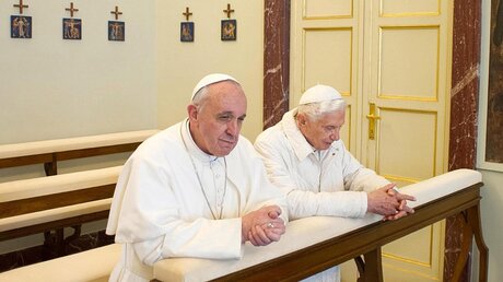 Franziskus und Benedikt: Gemeinsames Gebet in Castel Gandolfo im Jahr 2013 (dpa)