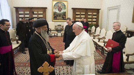Papst Franziskus (r) begrüßt Abuna Matthias I. / © Osservatore Romano (dpa)