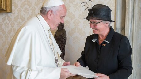 Papst und Botschafterin Schavan (KNA)