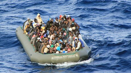 Flüchtlingsboot bei Lampedusa (dpa)