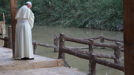 Papst Franziskus am Jordan-Ufer (dpa)
