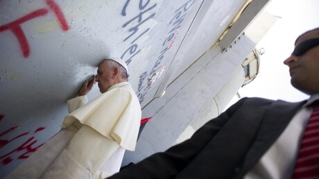 Papst vor Sperrmauer (Vatikan)