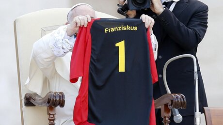 Papst Franziskus mit Trikot (dpa)