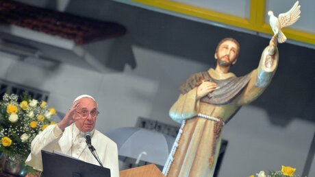Im Hintergrund der hl. Franz von Assisi (KNA)