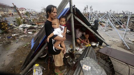Überlebende in Tacloban (dpa)