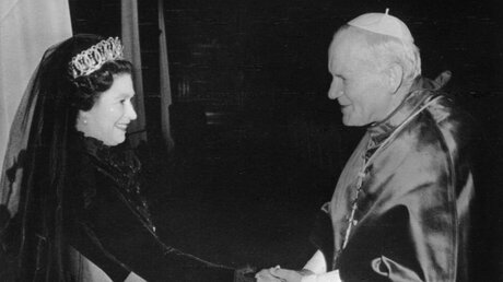 Queen Elisabeth und Papst Johannes Paul II. am 17. Oktober 2000 während einer privaten Audienz im Vatikan (KNA)