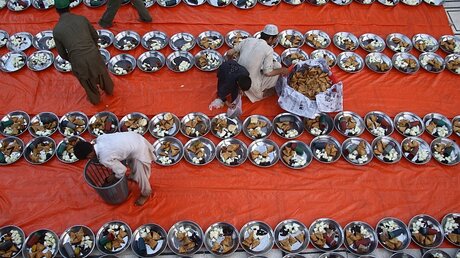 Vorbereitungen zum Fastenbrechen / © Shahzaib Akber (dpa)