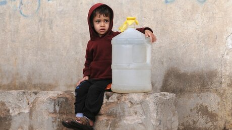 Rar im Jemen: Frisches Wasser und Essen / © Mohammed Mohammed (dpa)