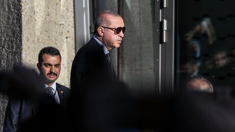 Recep Tayyip Erdogan, Präsident der Türkei, bei der Eröffnung der DITIB-Zentralmoschee / © Henning Kaiser (dpa)