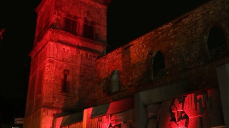 "Red Wednesday": In Mainz wurde die Kirchenruine von St. Christoph rot angestrahlt / © N.N. (KiN)