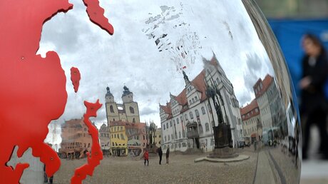 Marktplatz von Wittenberg in einer stilisierten Weltkugel / © Hendrik Schmidt (dpa)