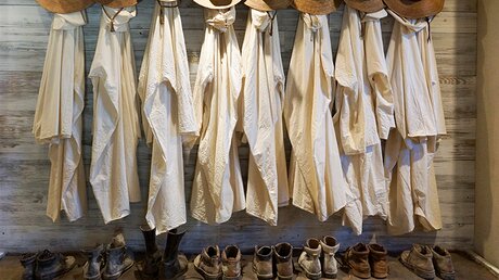 Reihe historischer Roben, Hüte und Schuhe von Trappistenmönchen / © Mayabuns (shutterstock)