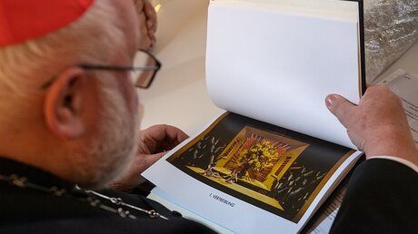 Reinhard Kardinal Marx schaut sich Entwürfe für die kommenden Oberammergauer Passionsspiele an / © Peter Kneffel (dpa)