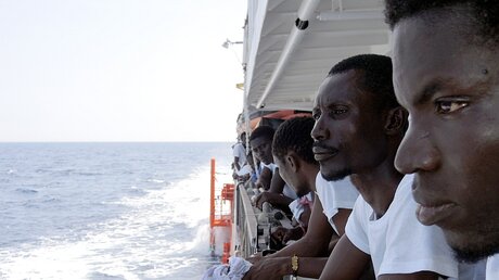 Afrikanische Flüchtlinge auf einem Rettungsschiff / © Lena Klimkeit (dpa)