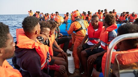 Rettungsschiff "Alan Kurdi" rettet Flüchtlinge vor Libyen / © Fabian Heinz/Sea-Eye (dpa)