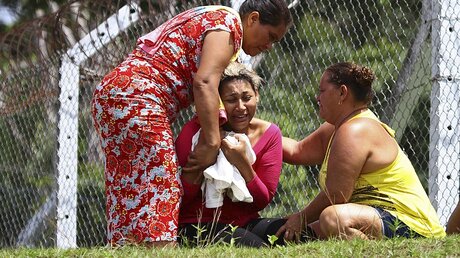 Die Frau eines getöteten Häftlings weint am 02.01.2017 vor dem Gefängnis Anísio Jobím in Manaus, Brasilien. / ©  Edmar Barros (dpa)