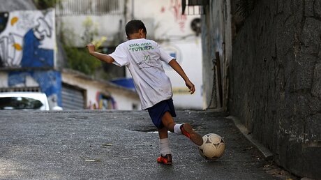 Junge in einer Favela in Rio de Janeiro / © Barbara Walton (dpa)