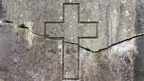 Riss in einem Kreuz / © ISerhii (shutterstock)