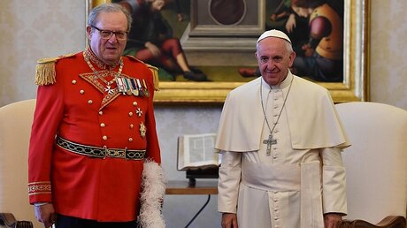 Robert Festing mit Papst Franziskus (r.) / © Gabriel Bouys / Pool (dpa)
