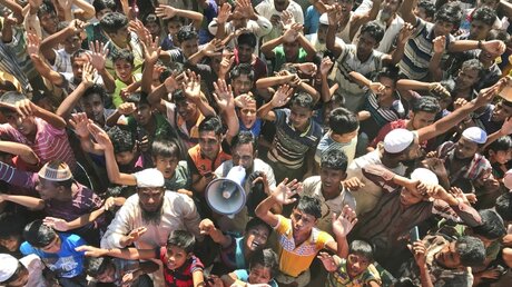 Rohingya-Flüchtlinge protestieren in einem Flüchtlingslager im Süden von Bangladesch / © Dar Yasin (dpa)