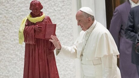 Luther und Papst Franziskus / © Giorgio Onorati (dpa)