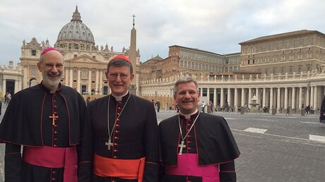 Weihbischof Puff, Kardinal Woelki und Weihbischof Schwaderlapp vor bekannter Kulisse in Rom / © Schwaderlapp