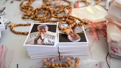 Rosenkränze und Karten mit dem Bild von Papst Franziskus / © Andrea Krogmann (KNA)