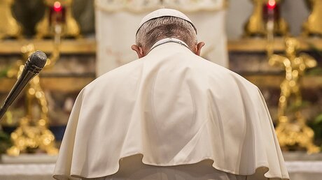 Rosenkranz mit dem Papst in der Wallfahrtskirche Divino Amore  / © Stefano dal Pozzolo (KNA)