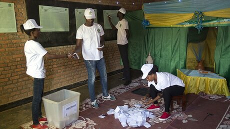 Auszählung der Stimmen in einem Wahllokal in Ruanda / © Jerome Delay (dpa)