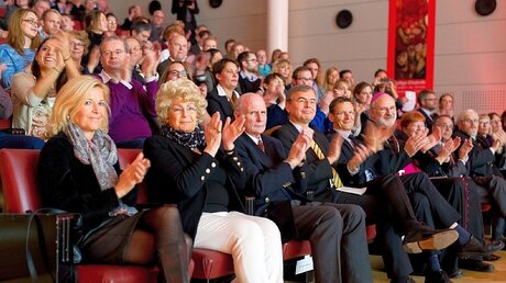Rund 300 Gäste nehmen an Preisverleihung teil / © Martin Karski (CaritasStiftung im Erzbistum Köln)