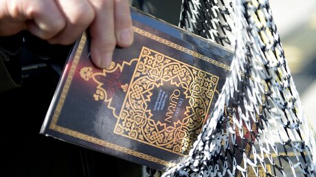 Islamisten verteilen in Berlin kostenlose Koran-Exemplare / © Britta Pedersen (dpa)