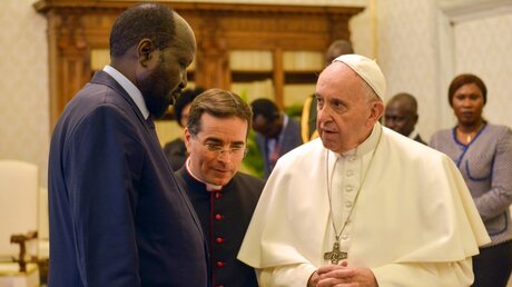 Salva Kiir Mayardit, Präsident der autonomen Region Südsudan, und Papst Franziskus / © Paolo Galosi (KNA)