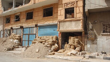 Ein Schutz aus Sandsäcken in Palmyra / © Str (dpa)