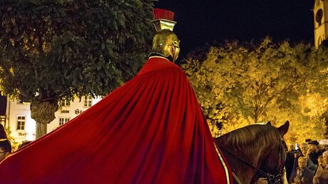 Sankt Martin: Ein Reiter im roten Mantel? / © Adelaide Di Nunzio (KNA)