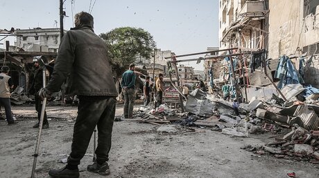 Schäden auf einem Markt in Dschisr asch-Schughur, Syrien, nach einem Luftangriff / © Anas Alkharboutli (dpa)