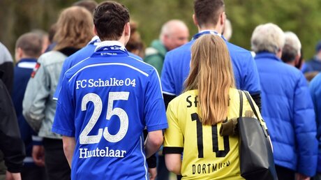 Schalke und Dortmund Fans einträchtig nebeneinander / © Caroline Seidel (dpa)