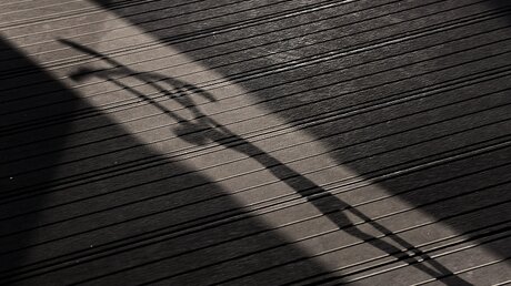 Schatten eines Kreuzes / © Harald Oppitz (KNA)