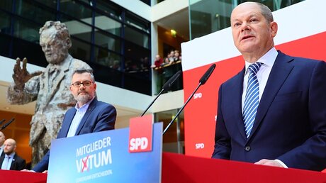Schatzmeister Dietmar Nietan (l) und Olaf Scholz, stellvertretender SPD-Vorsitzender / © Michael Kappeler (dpa)