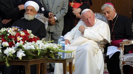 Scheich Ahmad Kuftaro (l.), Großmufti von Syrien, empfängt Papst Johannes Paul II. in der Omajaden-Moschee am 6. Mai 2001 in Damaskus / © Vatican Pool (KNA)