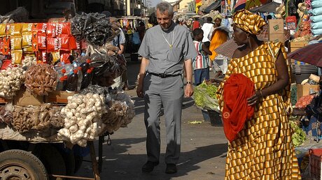 Erzbischof Ludwig Schick bei einem Afrika-Besuch / © Katharina Ebel (KNA)
