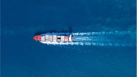Schiff auf hoher See / © StockStudio (shutterstock)