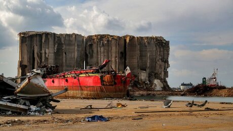 Schiffswracks und ein zerstörtes Silo im Hafen von Beirut, in dem es am 4. August 2020 zu einer gewaltigen Explosion kam / © Marwan Naamani (dpa)