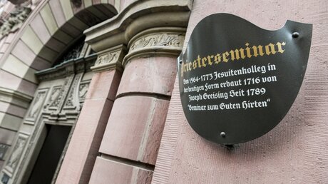 Schild am Eingang zum Priesterseminar in Würzburg / © Harald Oppitz (KNA)