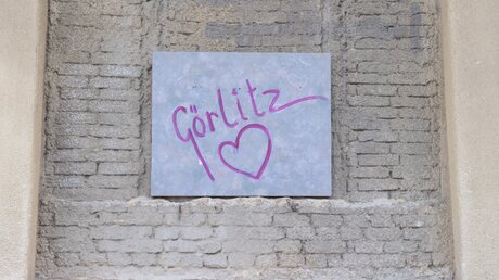Schild mit der Aufschrift "Görlitz" und einen Herz in der Innenstadt / © Sebastian Kahnert (dpa)