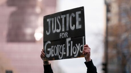 Schild mit der Aufschrift "Justice for George Floyd" / © Ben Brewer (dpa)