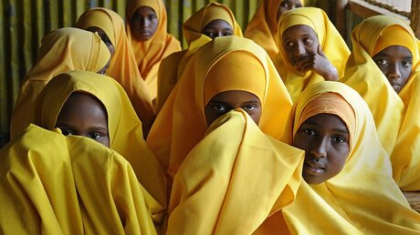 Junge Frauen in Kenia / © Boris Roessler (dpa)