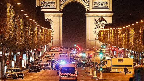 Polizisten sichern am Abend des 20.04.2017 in Paris, Frankreich, das Gebiet um den Champs Elysees.  / © Kamil Zihnioglu (dpa)