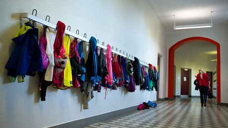 Jacken vor einem Klassenzimmer / © Inga Kjer (dpa)