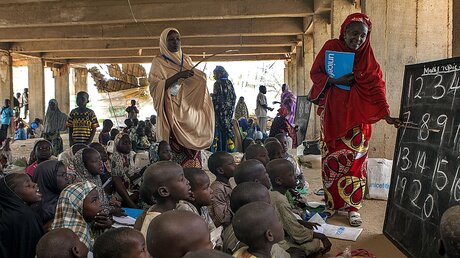 Schule in Nigeria / © Unicef/Esiebo (dpa)